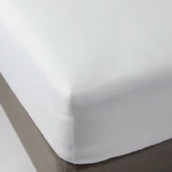 300 Thread Count Ultra Soft Fitted Sheet - Threshold™